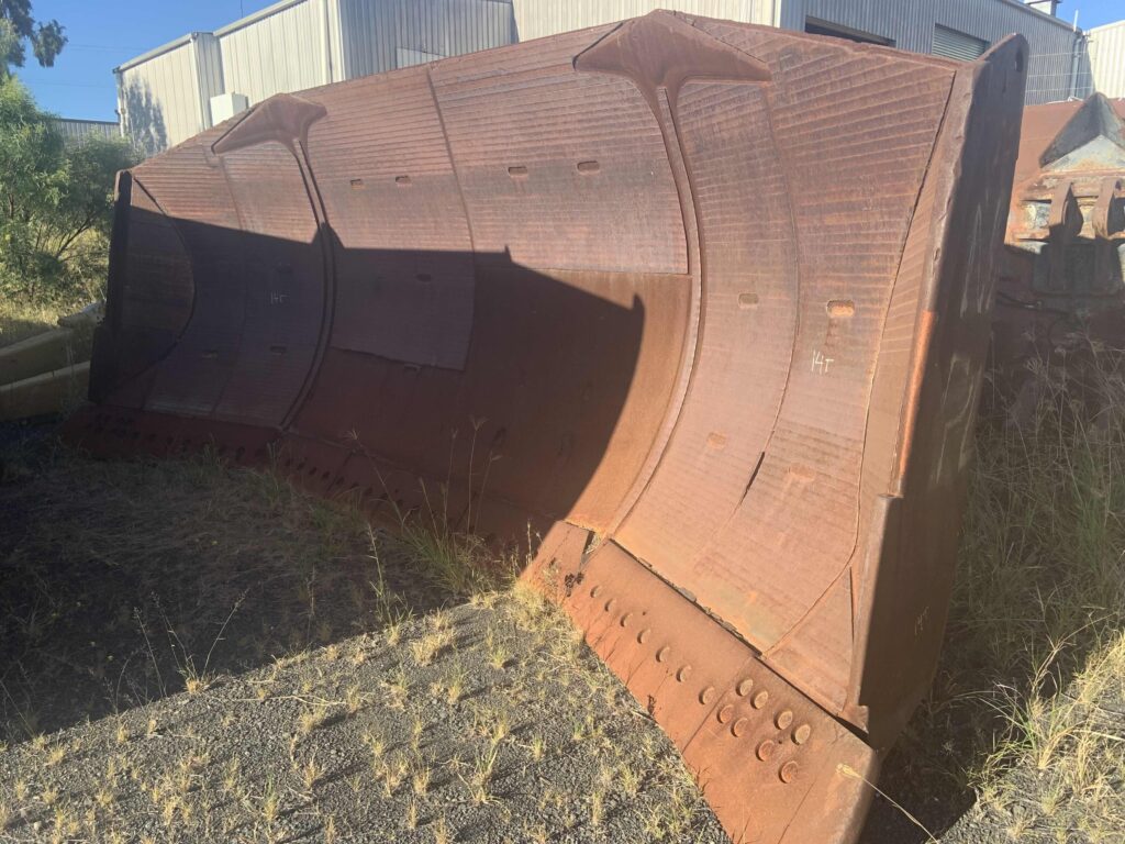 Image of Komatsu 475-2 Dozer Blade