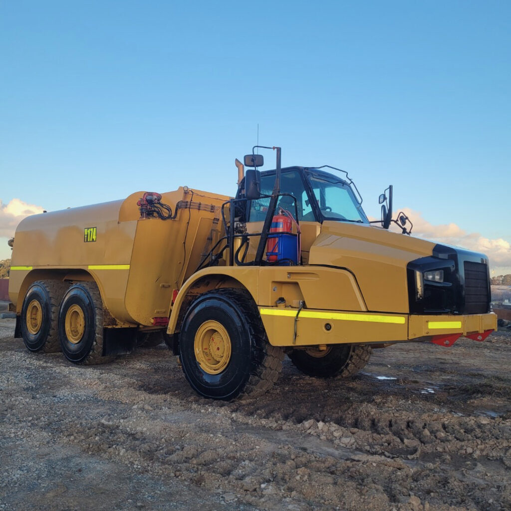 Image of 2015 Cat 740B 30000 L 6&#215;4 Water Wagon